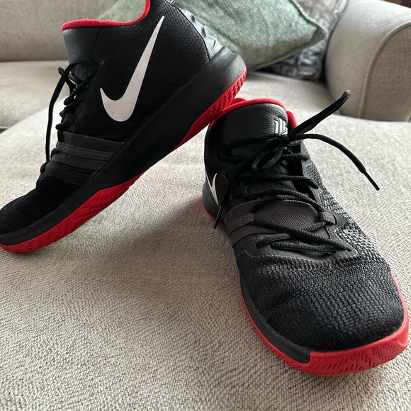 Men’s Nike Kyrie Zoom Flytrap - Picture 2 of 6
